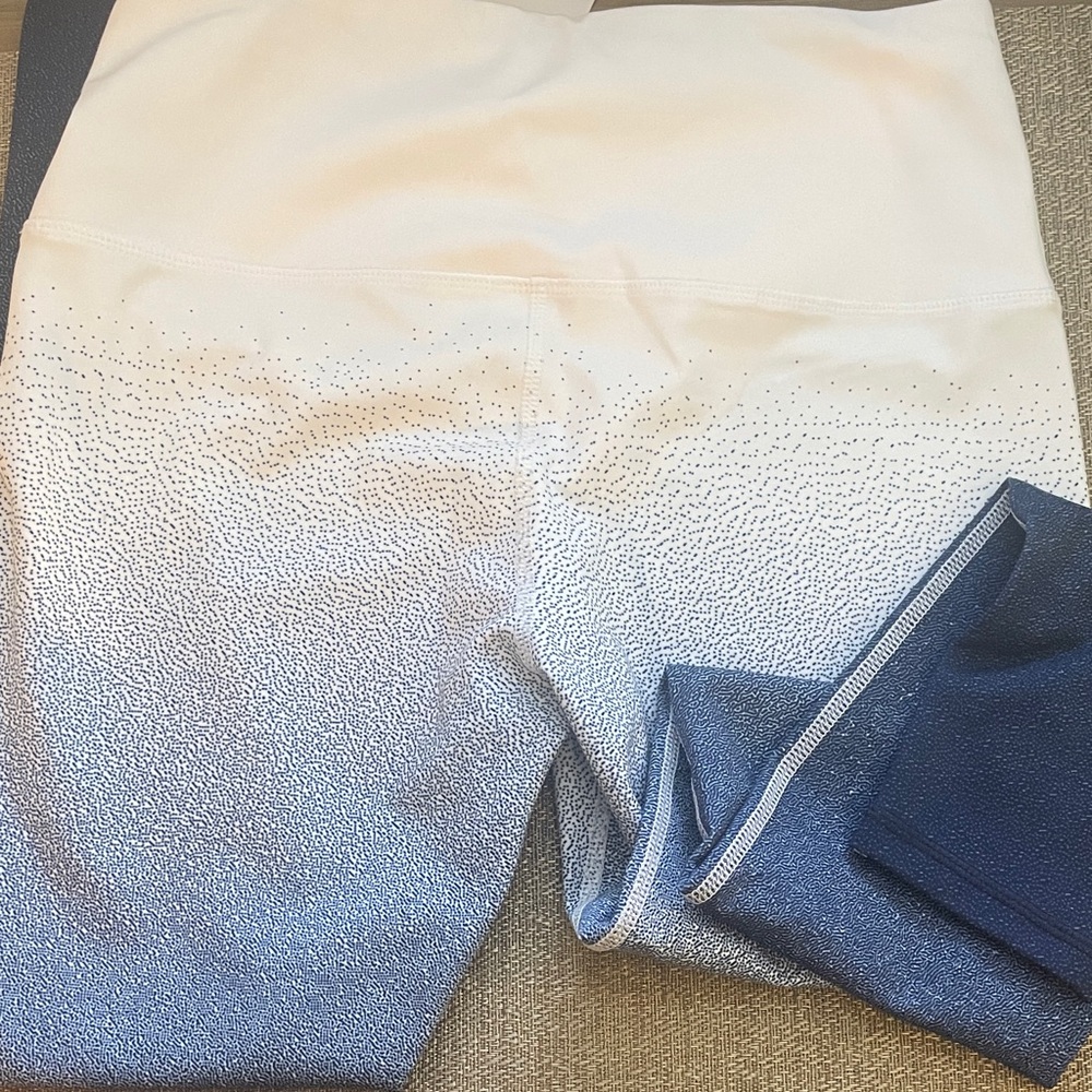 Penn State! Women's Blue and White Gradient Leggings - Picture 3 of 4